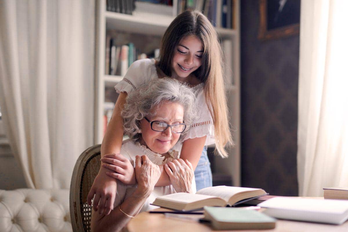 4 Cara Atasi Caregiver Guilt, Kunci Waras Merawat Ortu Lansia