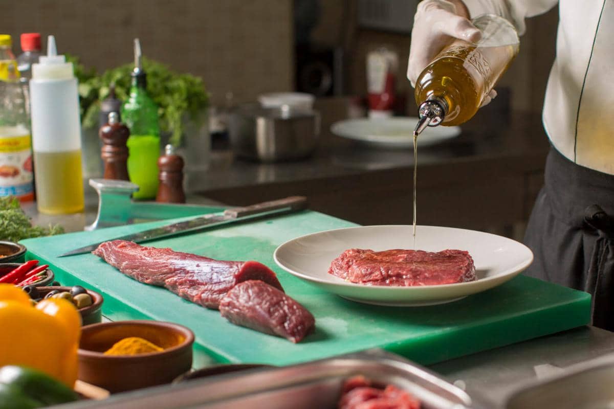 Chef Bocorkan Minyak Terbaik untuk Memasak Steak, Apa Itu?