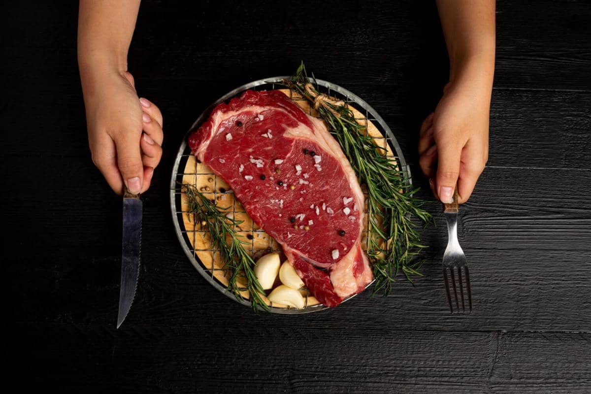 ilustrasi daging steak, daging sapi mentah, rosemary, bawang putih