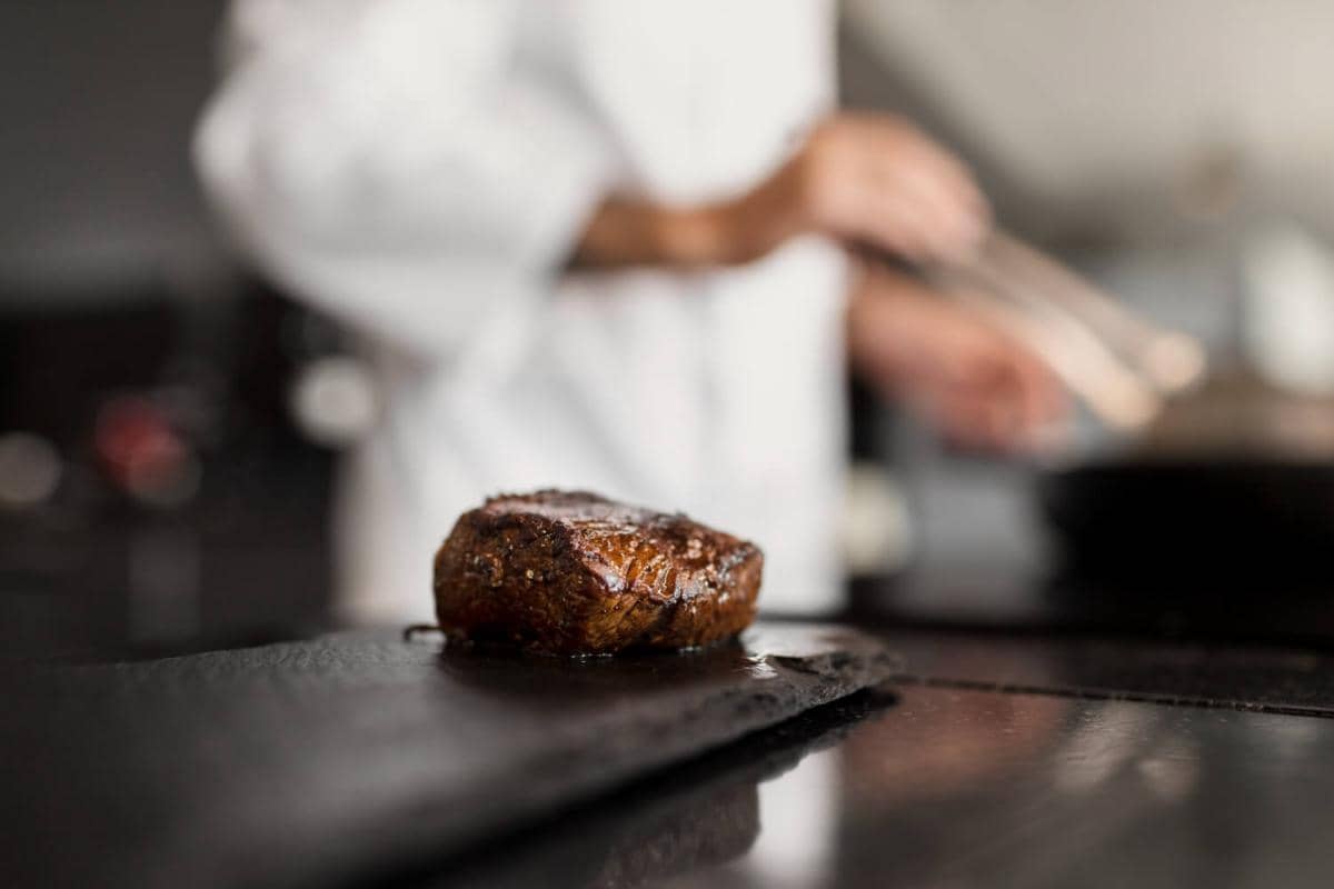 ilustrasi masak steak, daging steak, resting, chef, koki