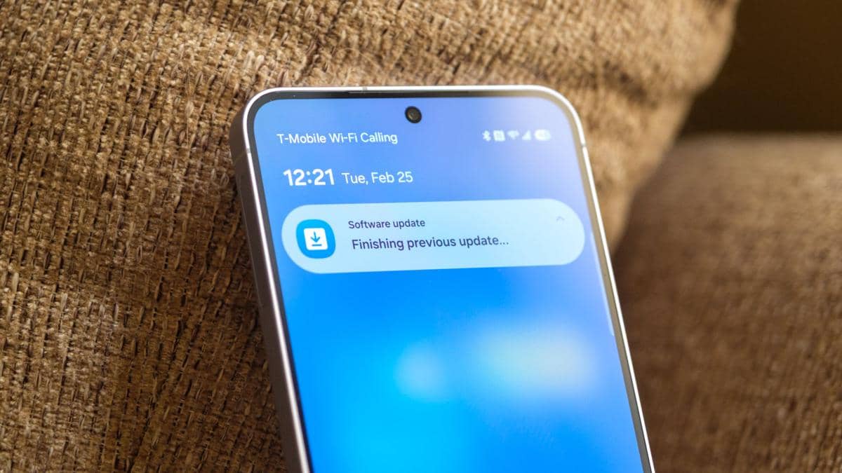 Samsung-Galaxy-S25-seamless-updates-finishing-up.jpg