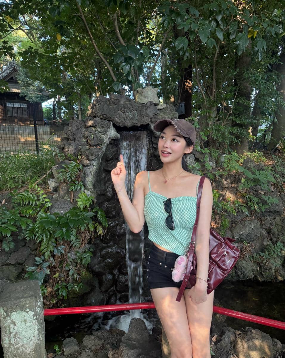 Livy Renata berjalan-jalan di area Kuil Gotokuji, Setagaya, dengan suasana khas destinasi wisata Jepang.