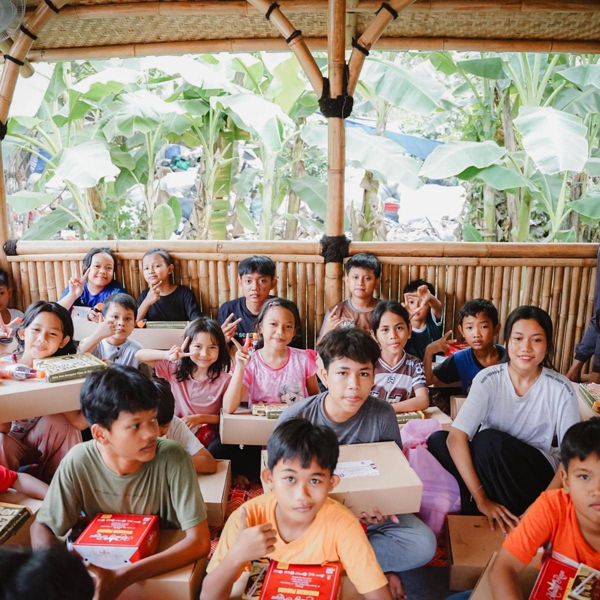 Rachel Vennya ajak sahabat dan anak berbagi sembako di Kebagusan