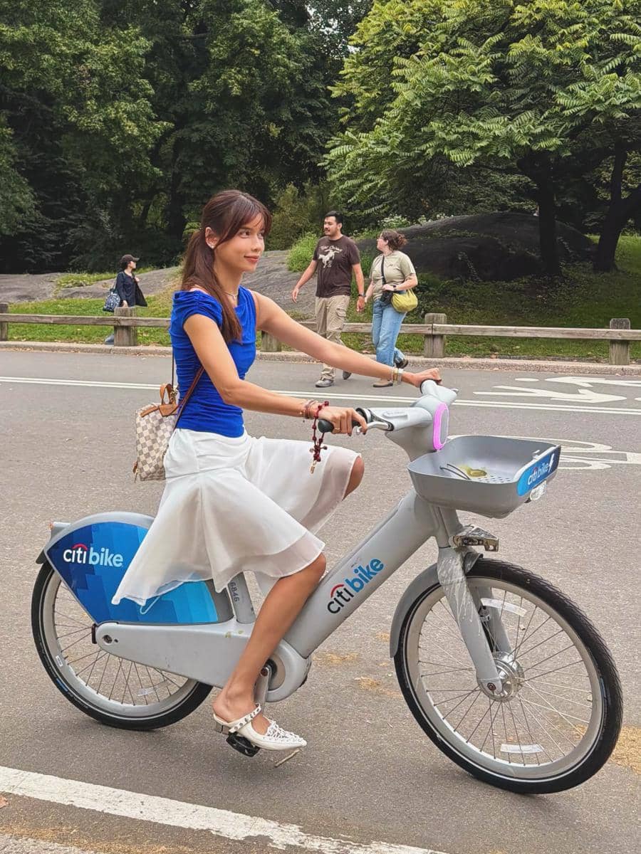 Sabrina Chairunnisa asyik bersepeda di Central Park