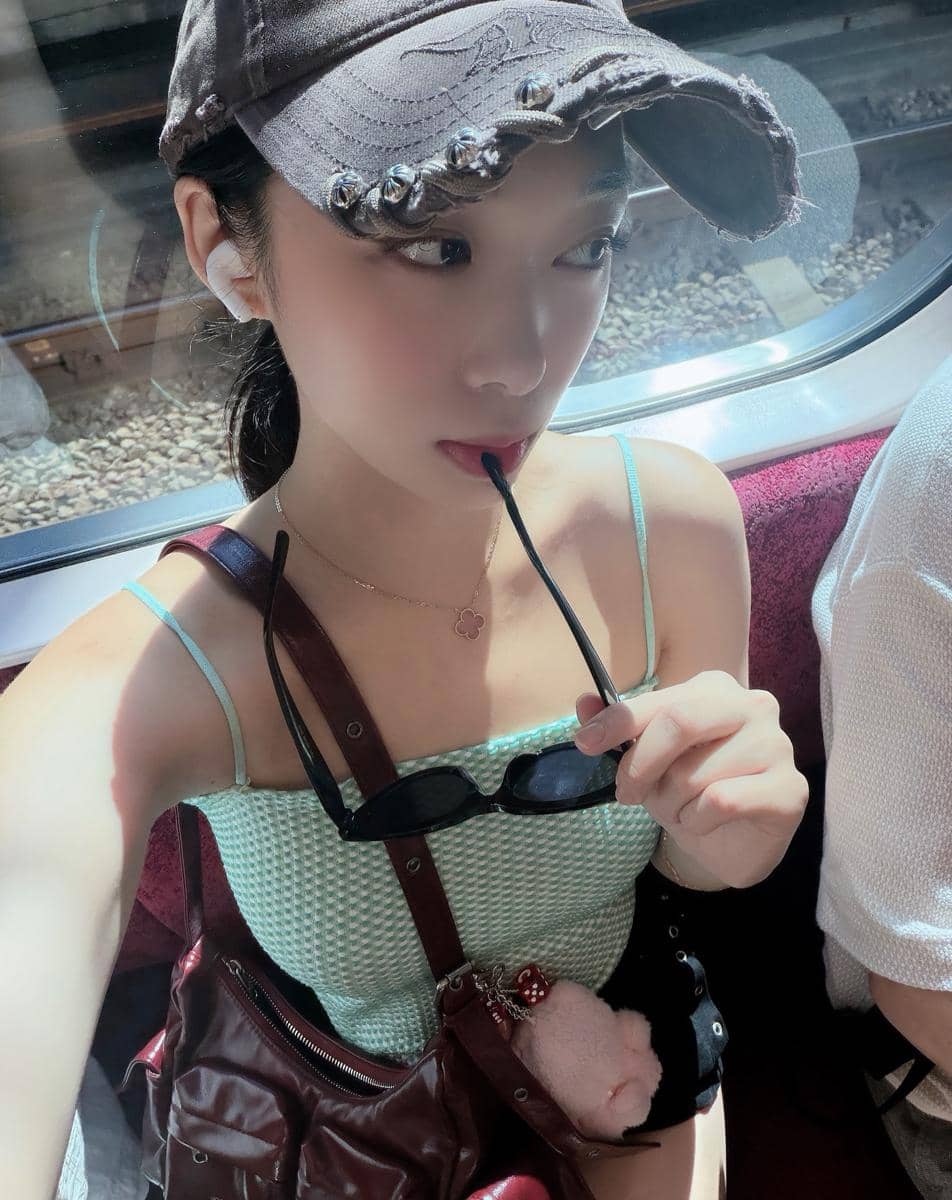 Livy Renata saat jalan-jalan di area Gotokuji Temple, Setagaya, menikmati suasana kuil di Jepang yang tenang.