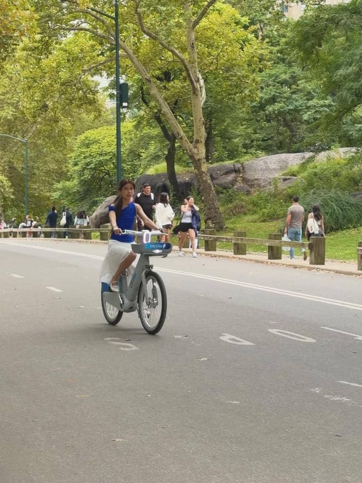 Sabrina Chairunnisa asyik bersepeda di Central Park
