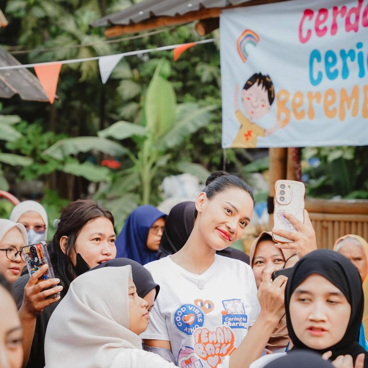 Rachel Vennya ajak sahabat dan anak berbagi sembako di Kebagusan
