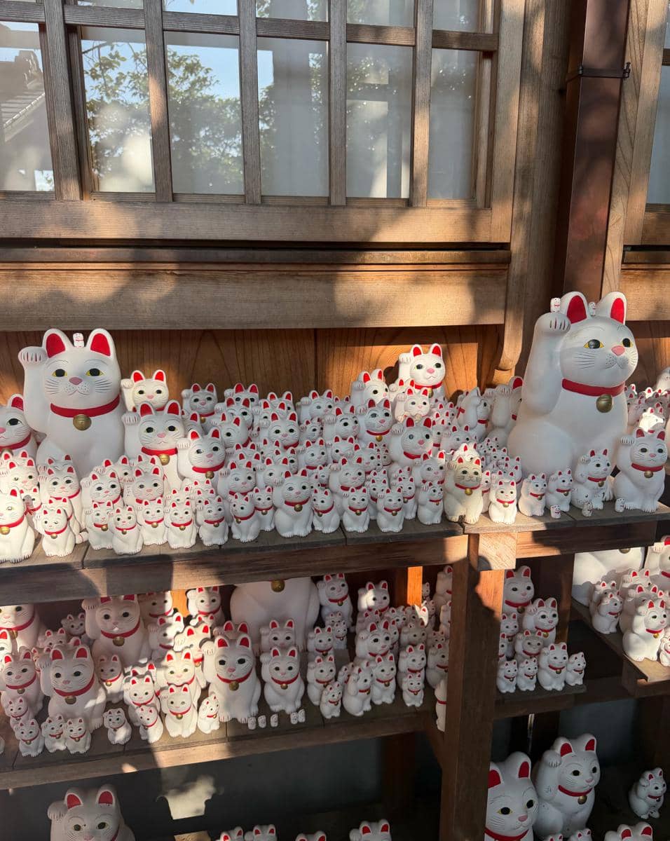 Livy Renata berjalan-jalan di area Gotokuji Temple, Setagaya, dalam unggahan Instagram pribadinya.