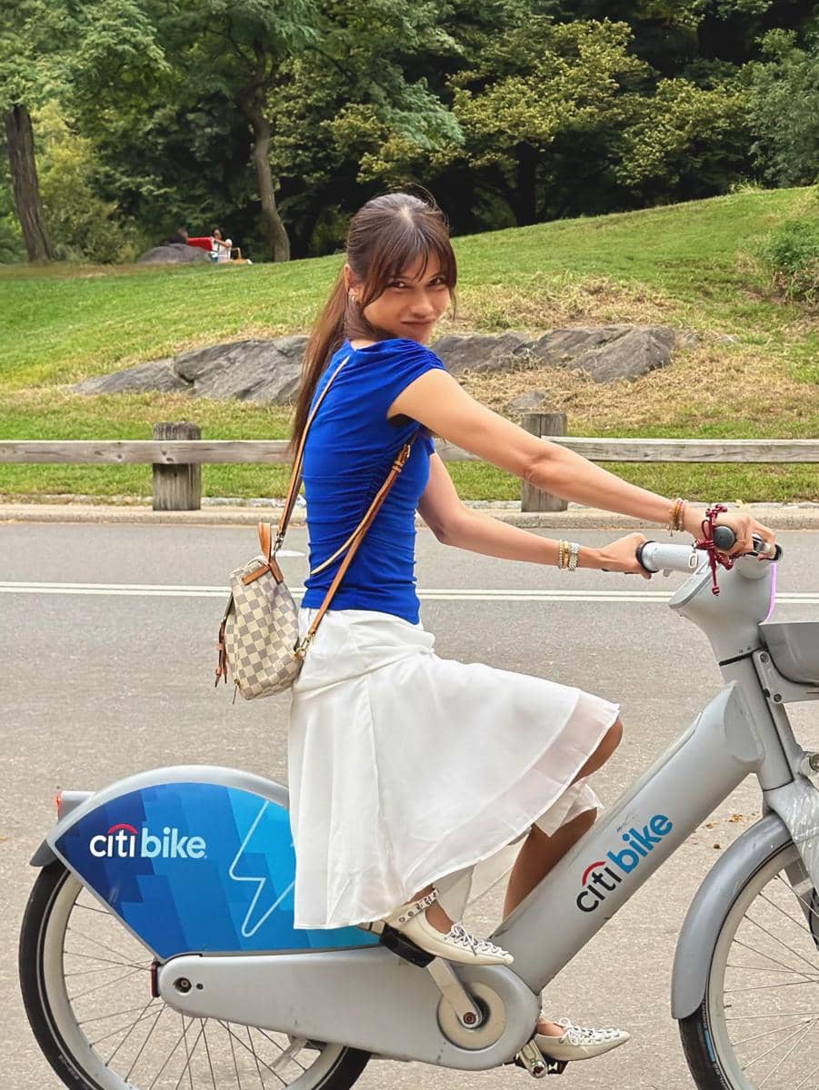 Sabrina Chairunnisa asyik bersepeda di Central Park