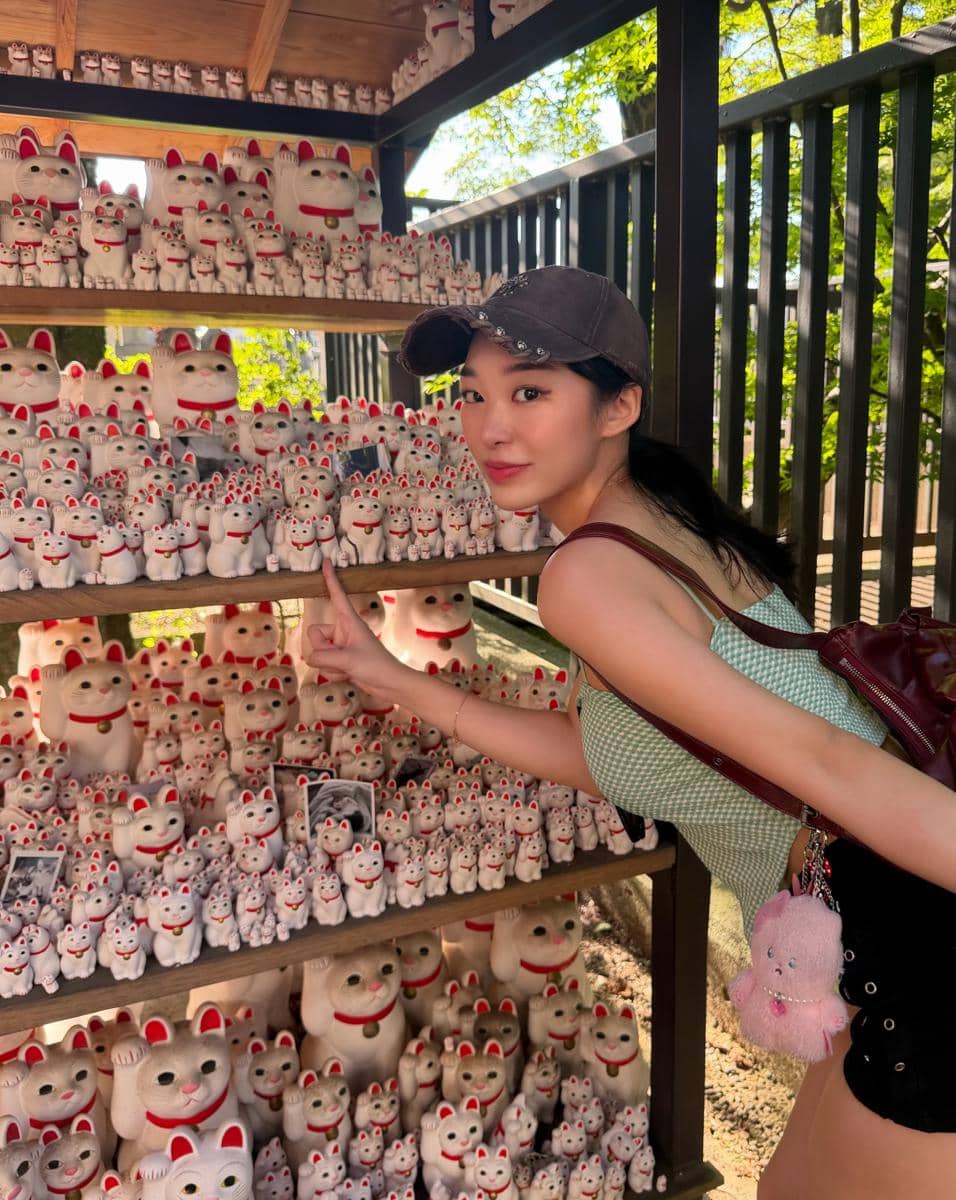 Livy Renata saat berjalan-jalan di kawasan Gotokuji Temple, Setagaya, dalam momen kunjungannya yang santai.