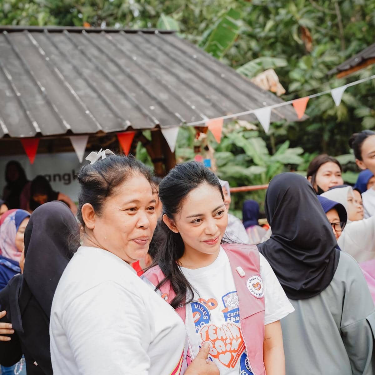 Rachel Vennya ajak sahabat dan anak berbagi sembako di Kebagusan