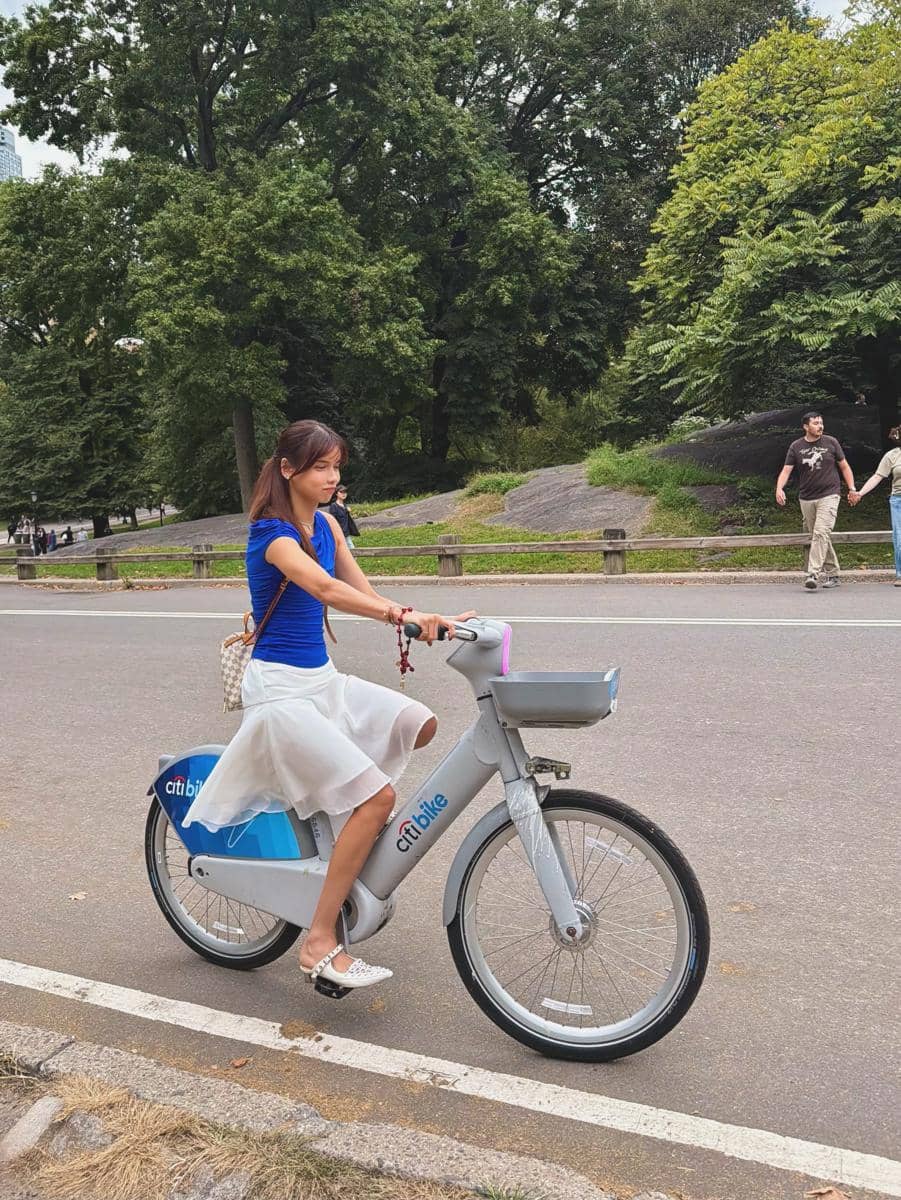 Sabrina Chairunnisa asyik bersepeda di Central Park