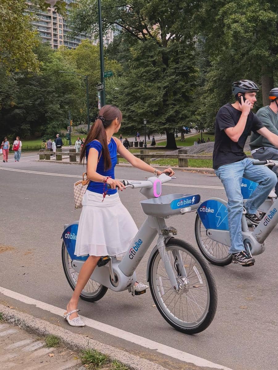 Sabrina Chairunnisa asyik bersepeda di Central Park