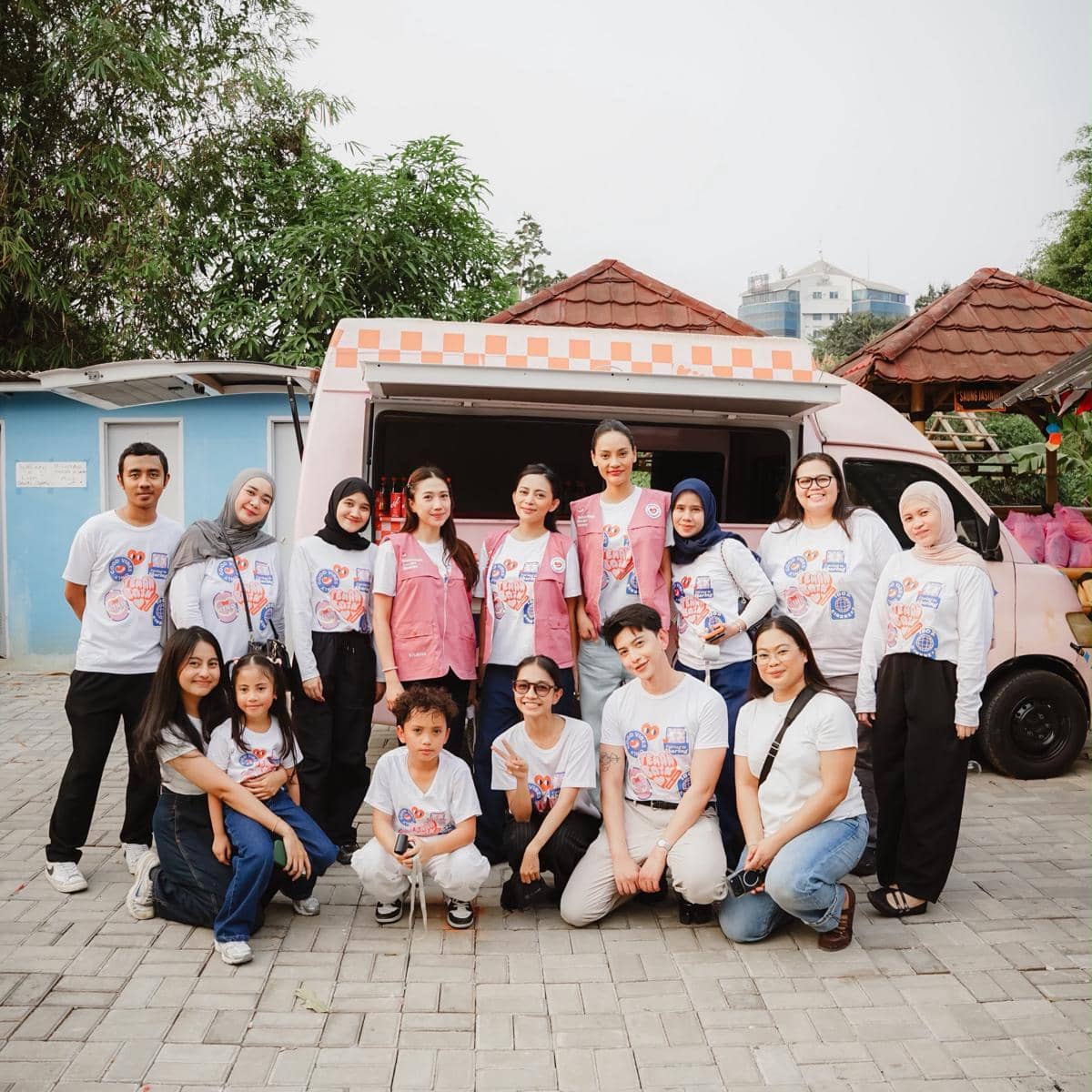 Rachel Vennya ajak sahabat dan anak berbagi sembako di Kebagusan