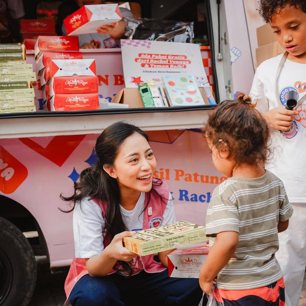 Rachel Vennya ajak sahabat dan anak berbagi sembako di Kebagusan