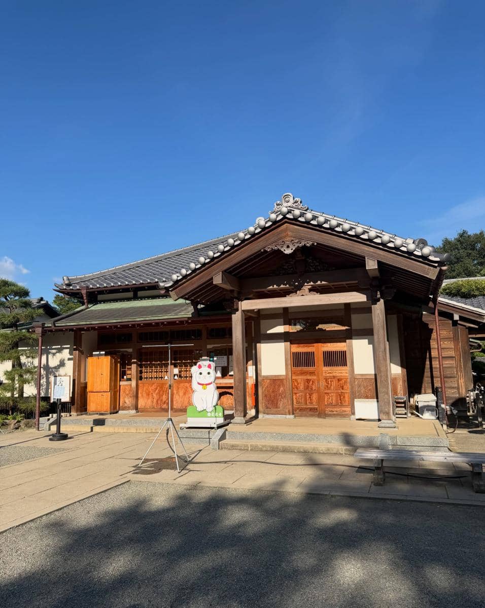 Livy Renata saat jalan-jalan di kawasan Gotokuji Temple di Setagaya, Jepang, dalam unggahan Instagram.
