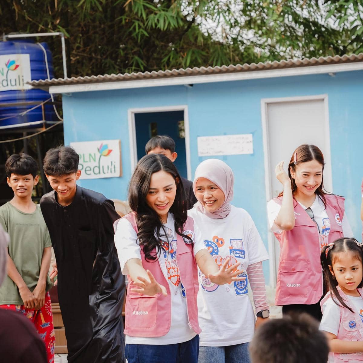 Rachel Vennya ajak sahabat dan anak berbagi sembako di Kebagusan
