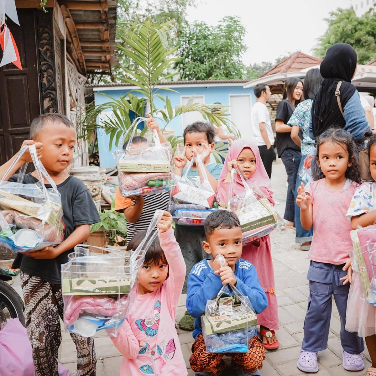 Rachel Vennya ajak sahabat dan anak berbagi sembako di Kebagusan