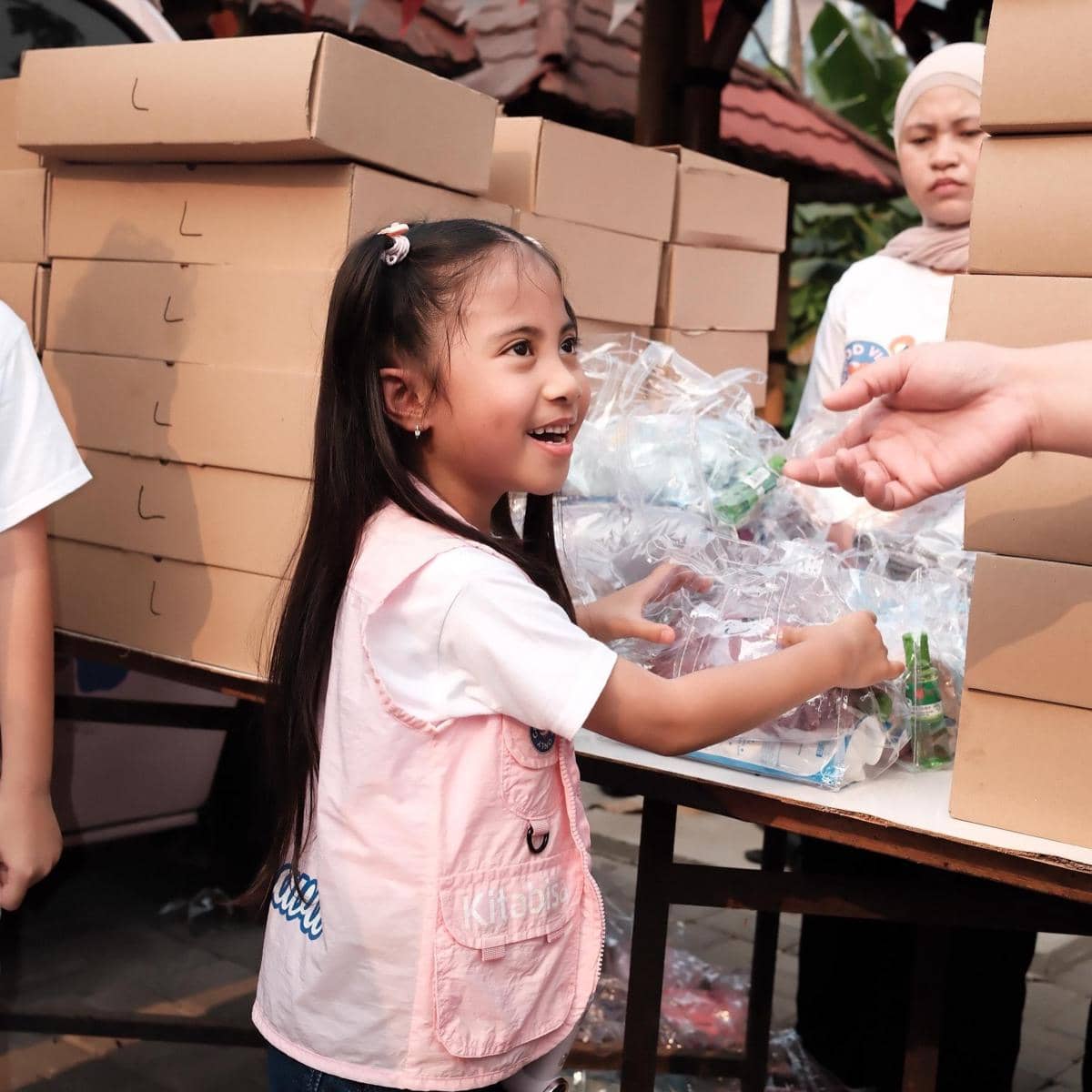 Rachel Vennya ajak sahabat dan anak berbagi sembako di Kebagusan