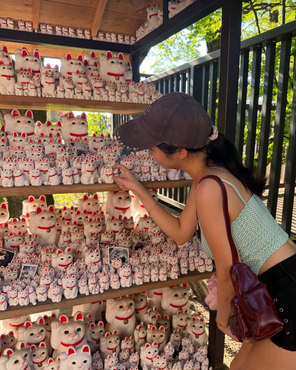 Livy Renata berjalan-jalan di kawasan Gotokuji Temple, Setagaya, sambil menikmati suasana sekitar kuil.
