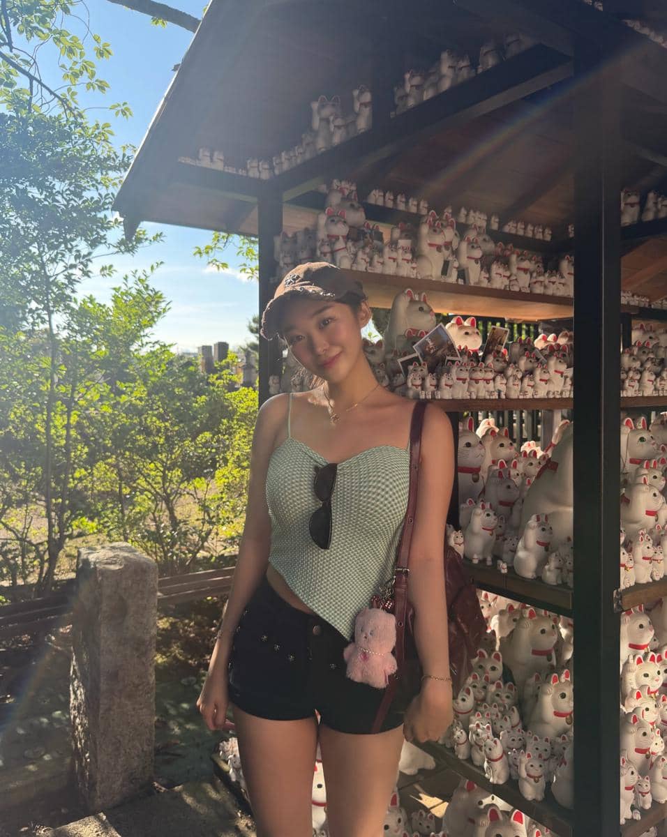 Livy Renata berjalan-jalan di Kuil Gotokuji, Setagaya, saat mengunjungi salah satu lokasi wisata di kawasan tersebut.