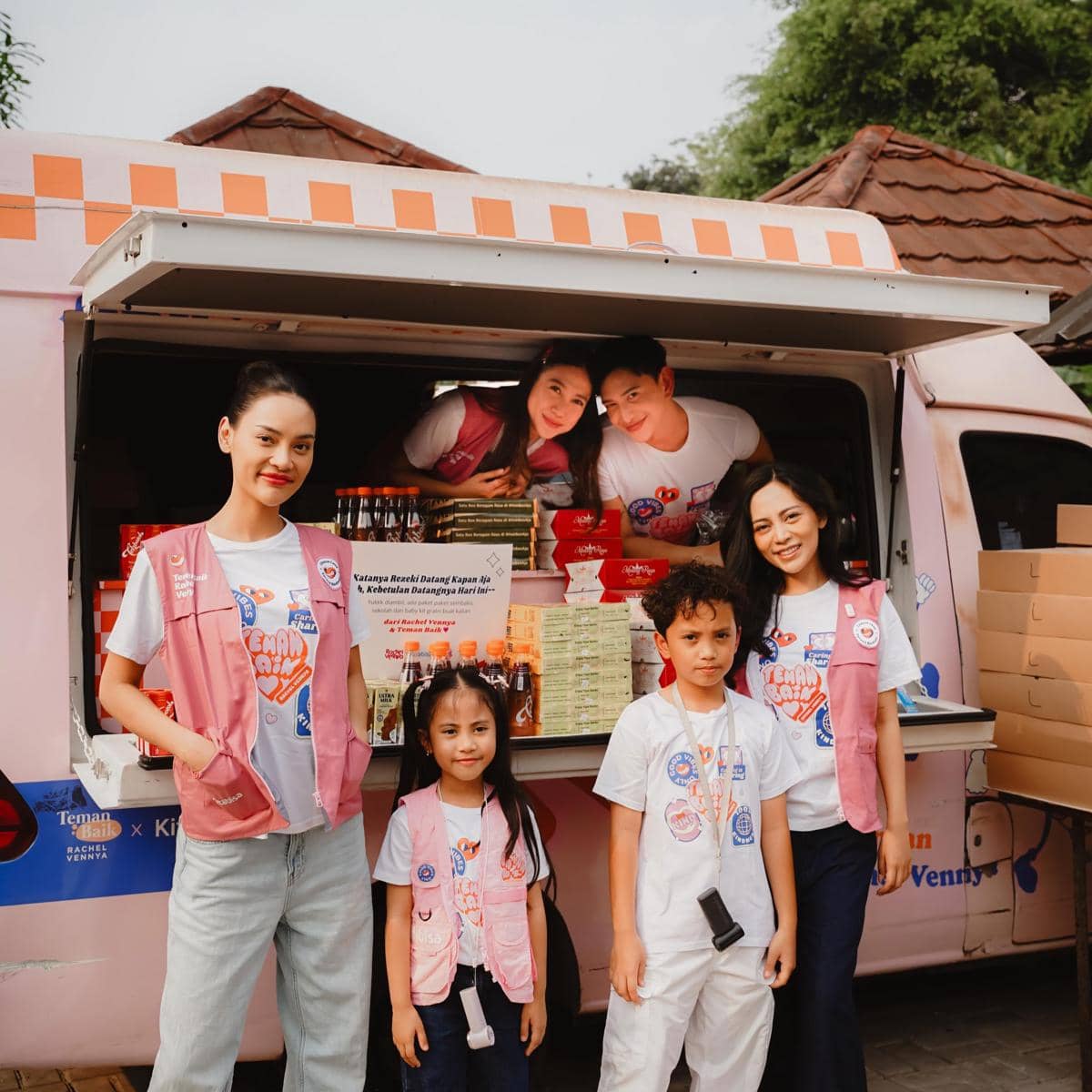 Rachel Vennya ajak sahabat dan anak berbagi sembako di Kebagusan