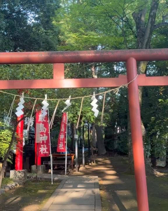 Livy Renata berjalan-jalan di area Kuil Gotokuji, Setagaya, sambil berpose dengan latar bangunan dan suasana kuil di Jepang.
