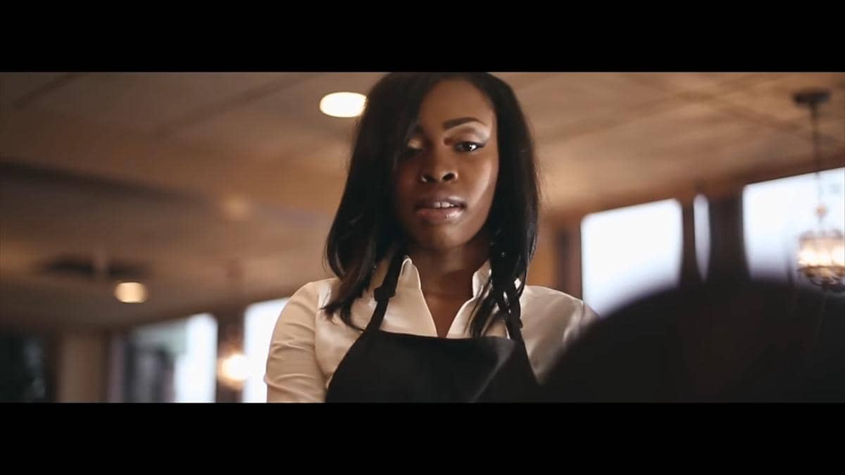 cuplikan video klip "Treat Me Like Somebody"