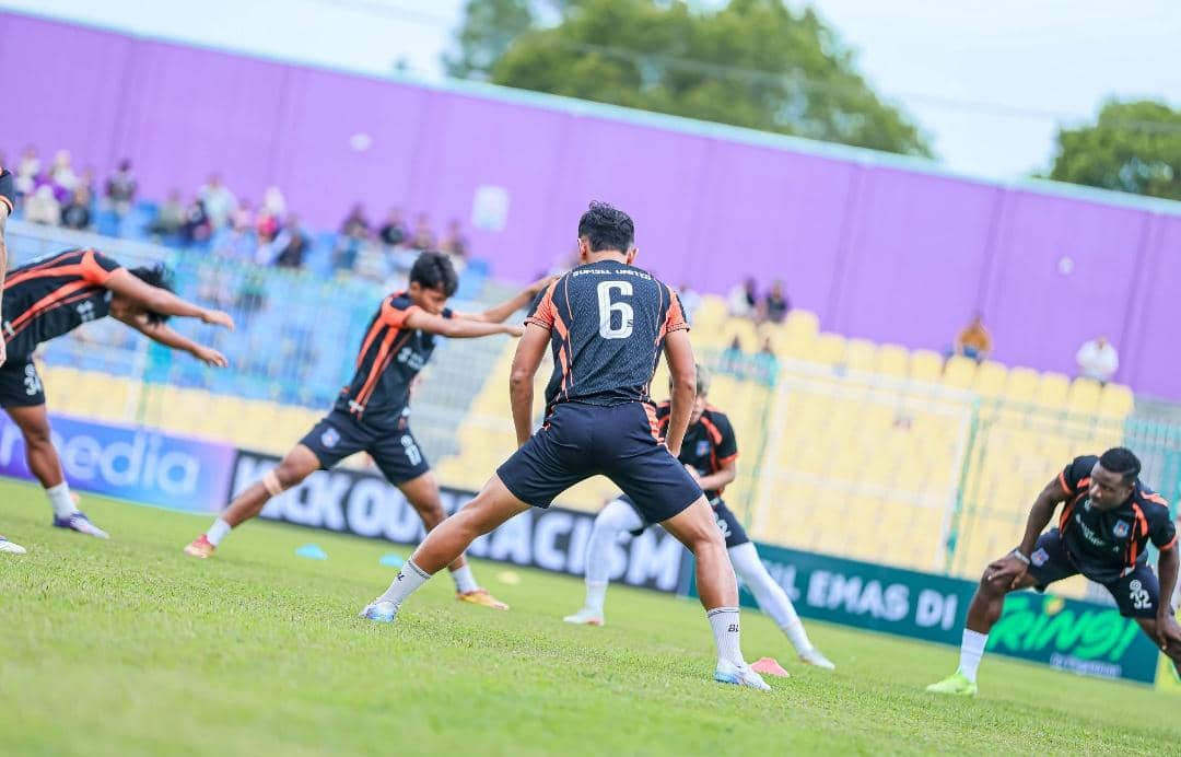 Para pemain Sumsel United bertanding dalam pertandingan melawan PSGC Ciamis di kandang PSGC Ciamis.