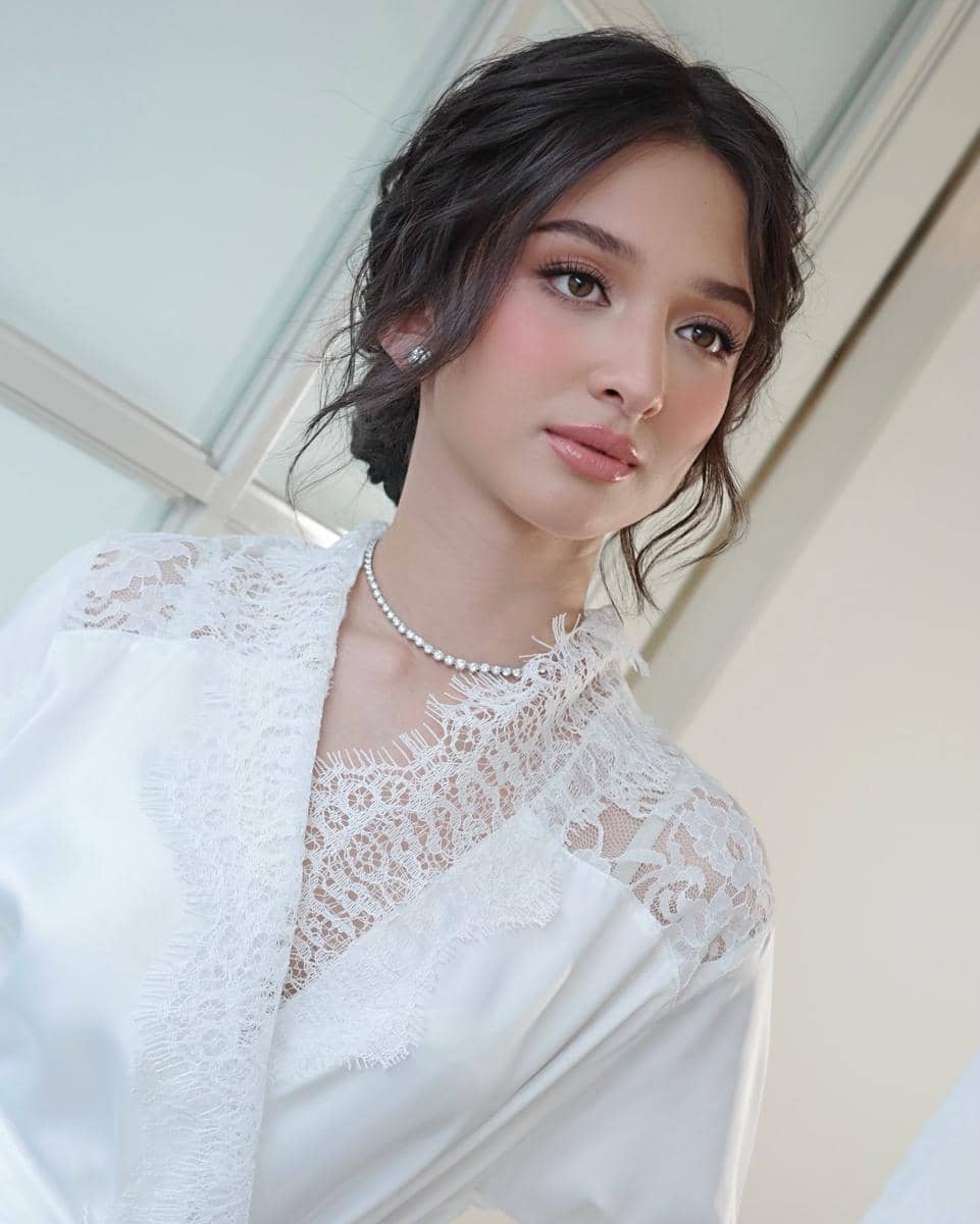 Nevy Tania tampil dalam gaya pernikahan dengan busana dan riasan pengantin bernuansa elegan yang anggun.