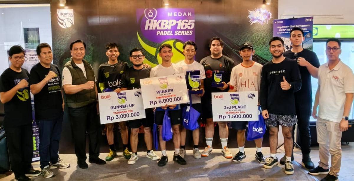 Para pemenang Turnamen HKBP 165 Padel Series berpose bersama seusai kompetisi padel di Medan pada Sabtu, 19 September 2026.