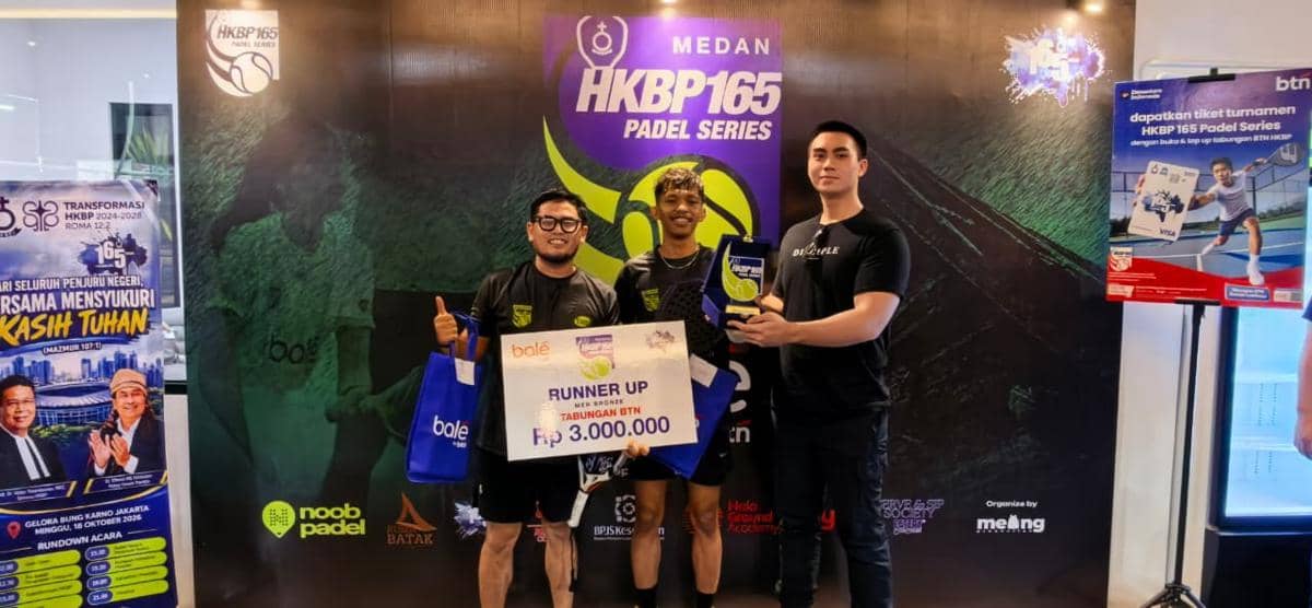 Para pemenang Turnamen HKBP 165 Padel Series berpose bersama di Medan usai pertandingan pada Sabtu, 19 September 2026.