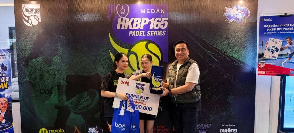 Para pemenang Turnamen HKBP 165 Padel Series berpose bersama di Medan usai pertandingan pada Sabtu, 19 September 2026.