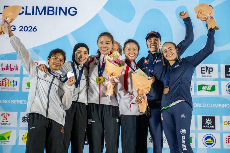Duet Kadek Adi Asih dan Rajiah Sallsabillah meraih medali perak nomor speed relay putri dalam World Climbing Series Chongqing (dok.FPTI)