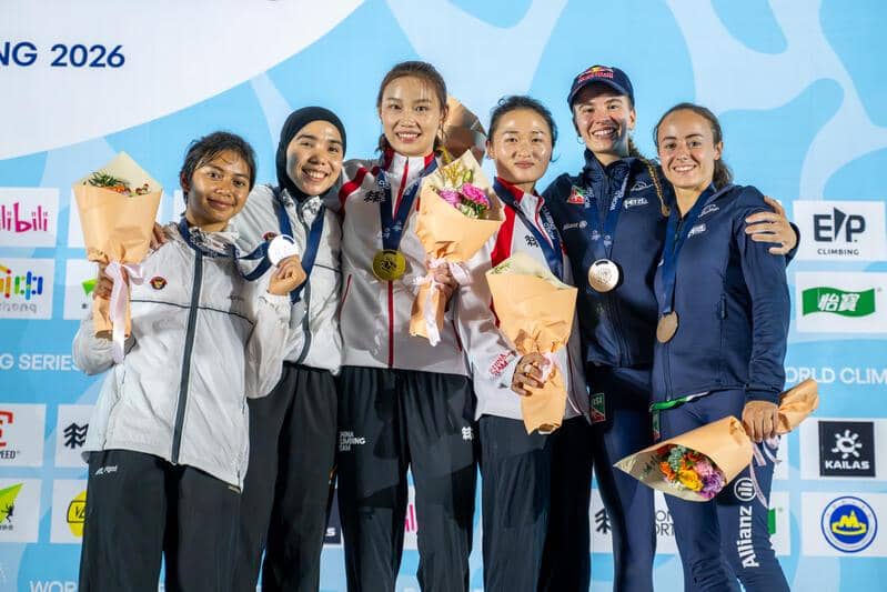 Duet Kadek Adi Asih dan Rajiah Sallsabillah meraih medali perak nomor speed relay putri dalam World Climbing Series Chongqing (dok.FPTI)