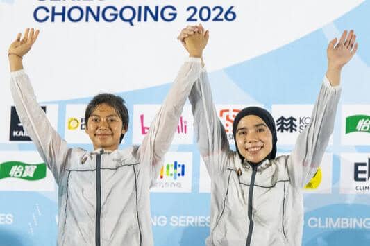 Duet Kadek Adi Asih dan Rajiah Sallsabillah meraih medali perak nomor speed relay putri dalam World Climbing Series Chongqing (dok.FPTI)