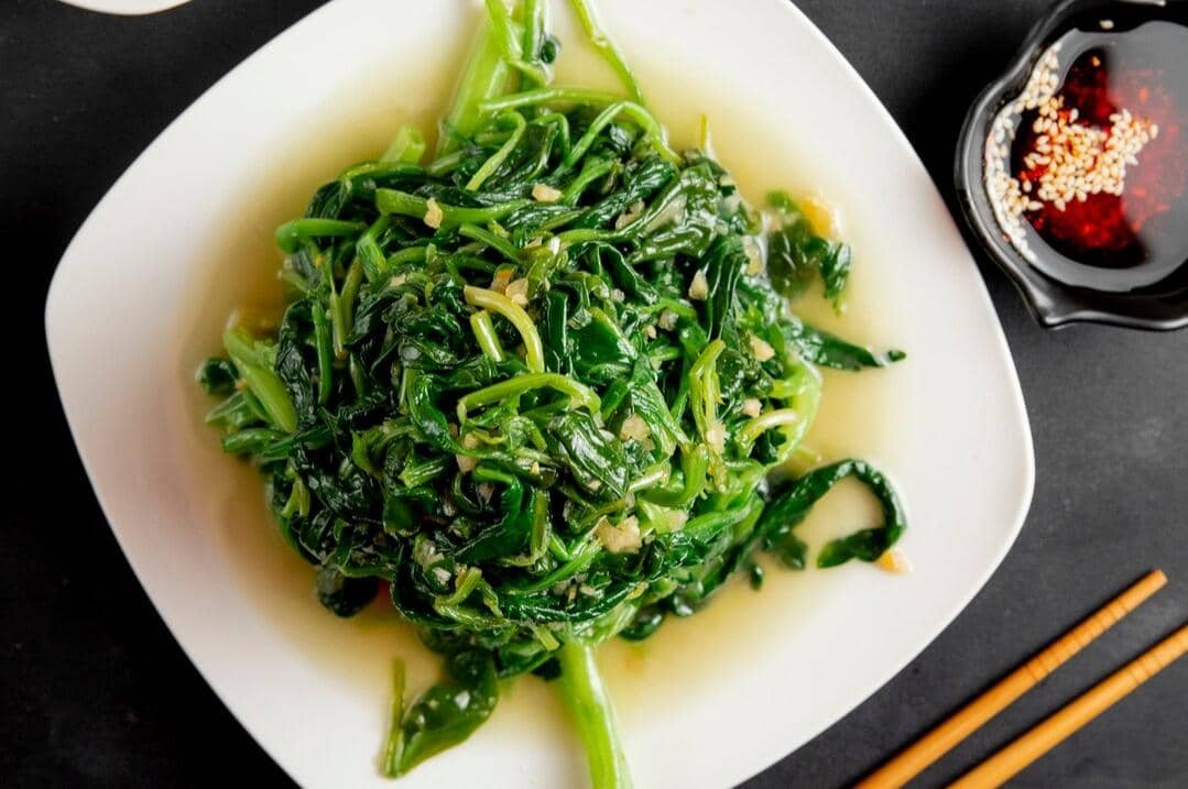 5 Kunci Sukses Memasak Tumis Kangkung agar Tetap Hijau Segar