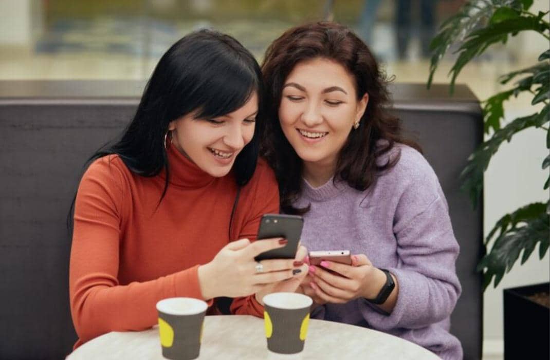 Ilustrasi ponsel dengan fitur tethering yang membagikan koneksi internet ke perangkat lain melalui jaringan nirkabel.
