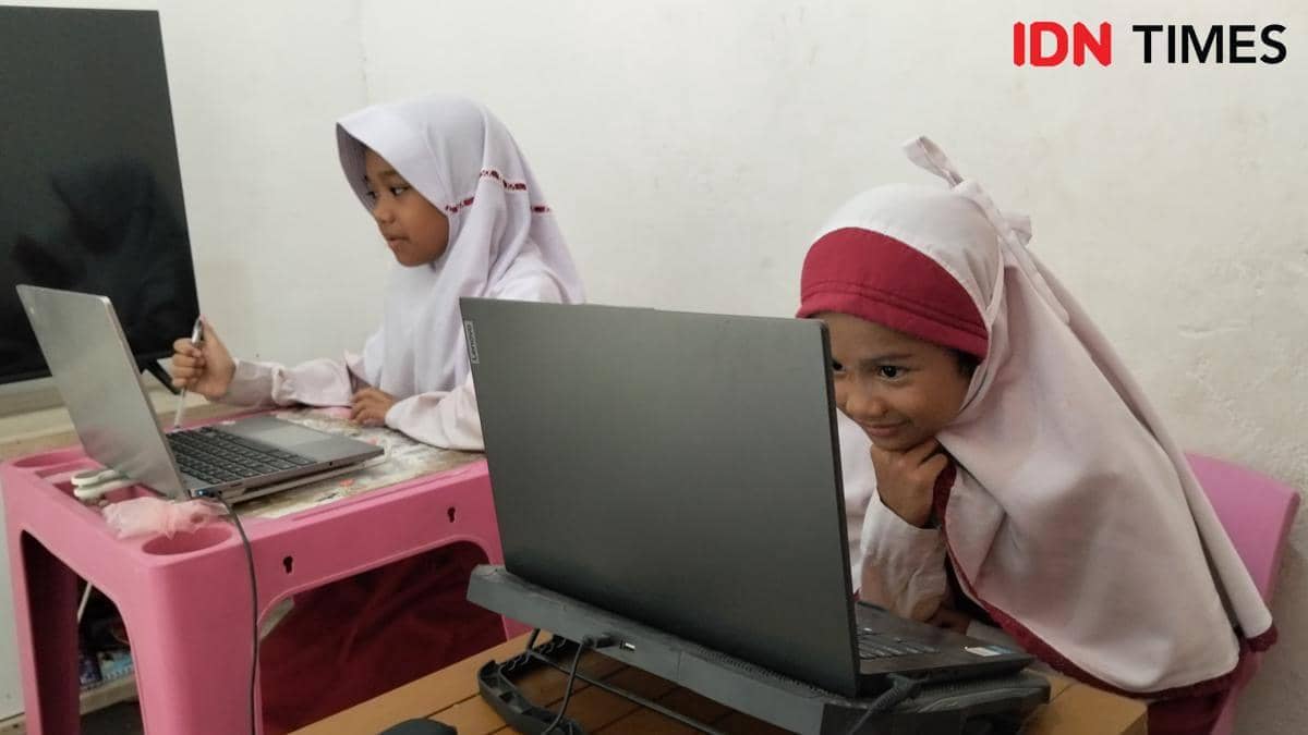 Dua kakak beradik Agni (10) dan Alda (7) siswa SDIT Nurul Ilmi Banyuasin saat Pembelajaran Jarak Jauh (PJJ). Disdik Banyuasin memberlakukan PJJ akibat kabut asap sejak 21-26 September 2026.