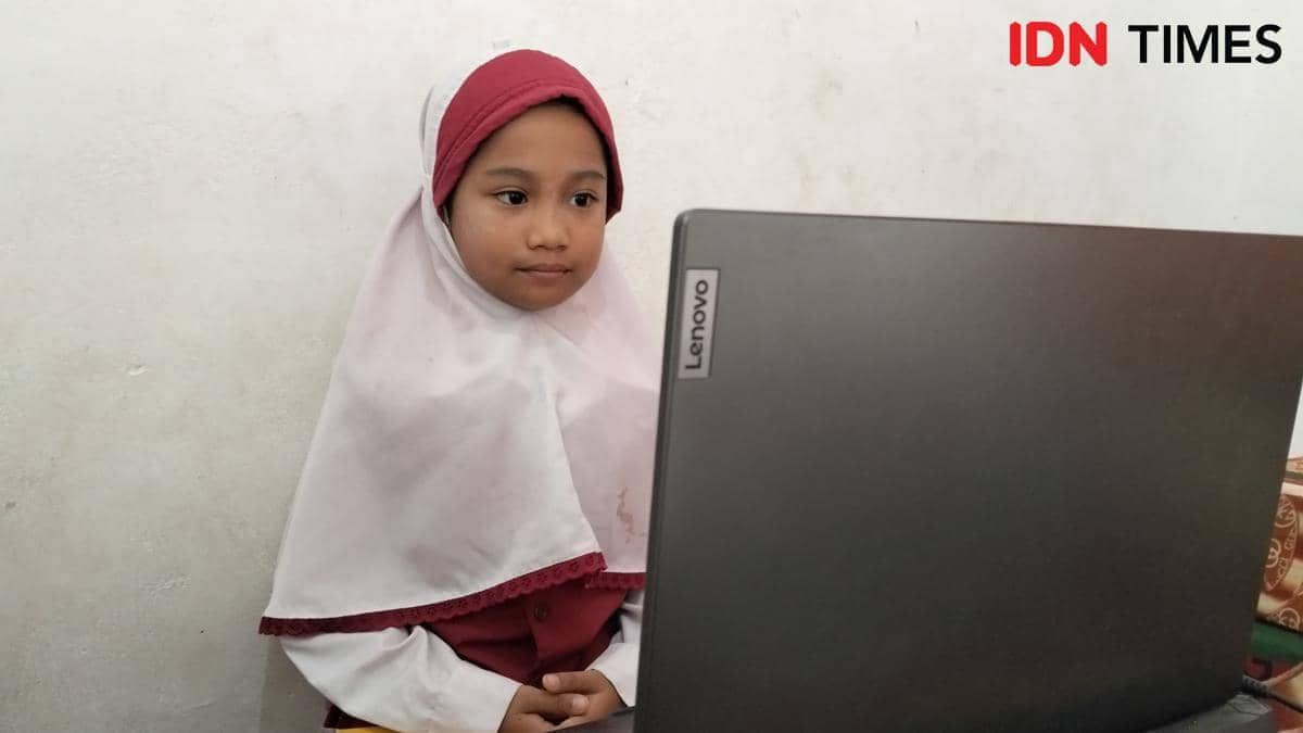 Dua kakak beradik Agni (10) dan Alda (7) siswa SDIT Nurul Ilmi Banyuasin saat Pembelajaran Jarak Jauh (PJJ). Disdik Banyuasin memberlakukan PJJ akibat kabut asap sejak 21-26 September 2026.