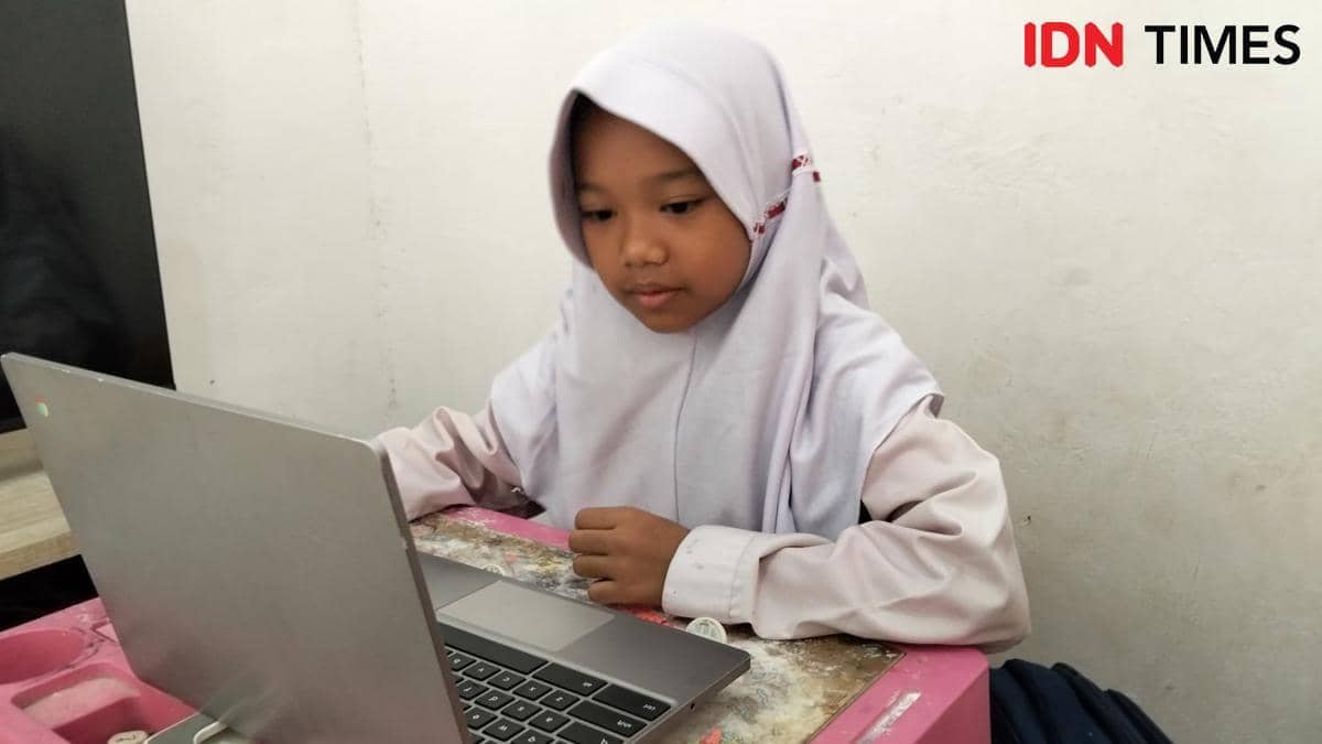 Kakak beradik Agni dan Alda, siswa SDIT Nurul Ilmi Banyuasin, mengikuti pembelajaran jarak jauh akibat kabut asap.