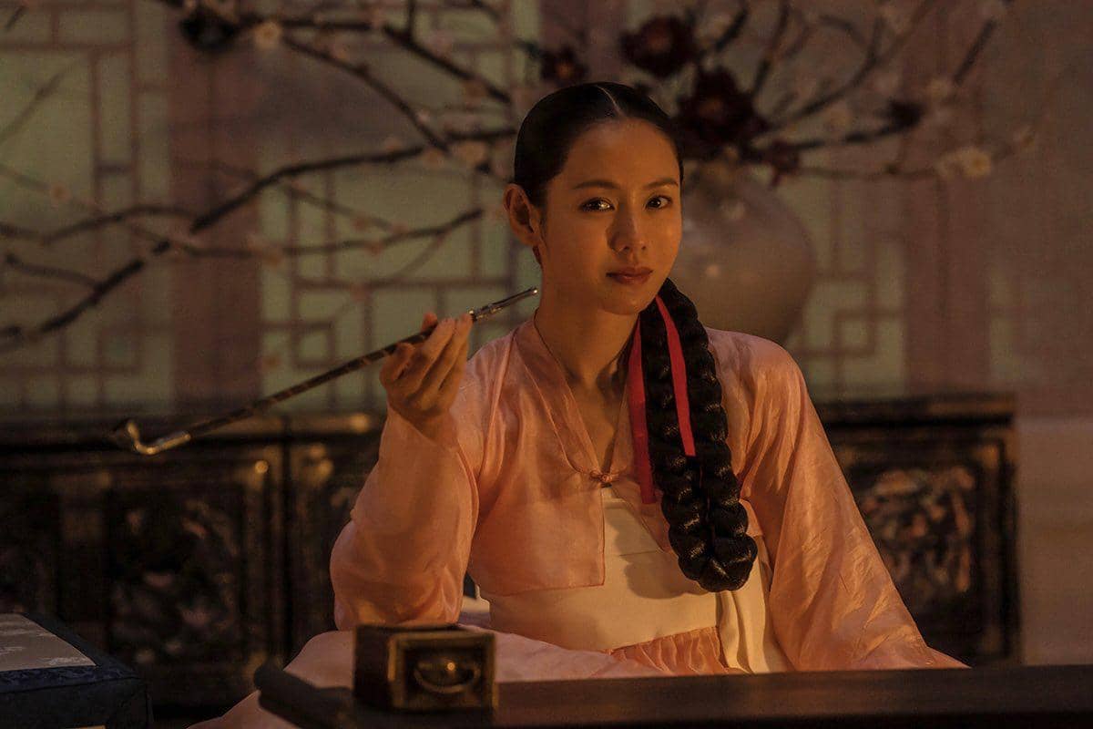 Son Ye Jin Bawa Pulang Ulat Sutra, Properti Drakor The Scandal