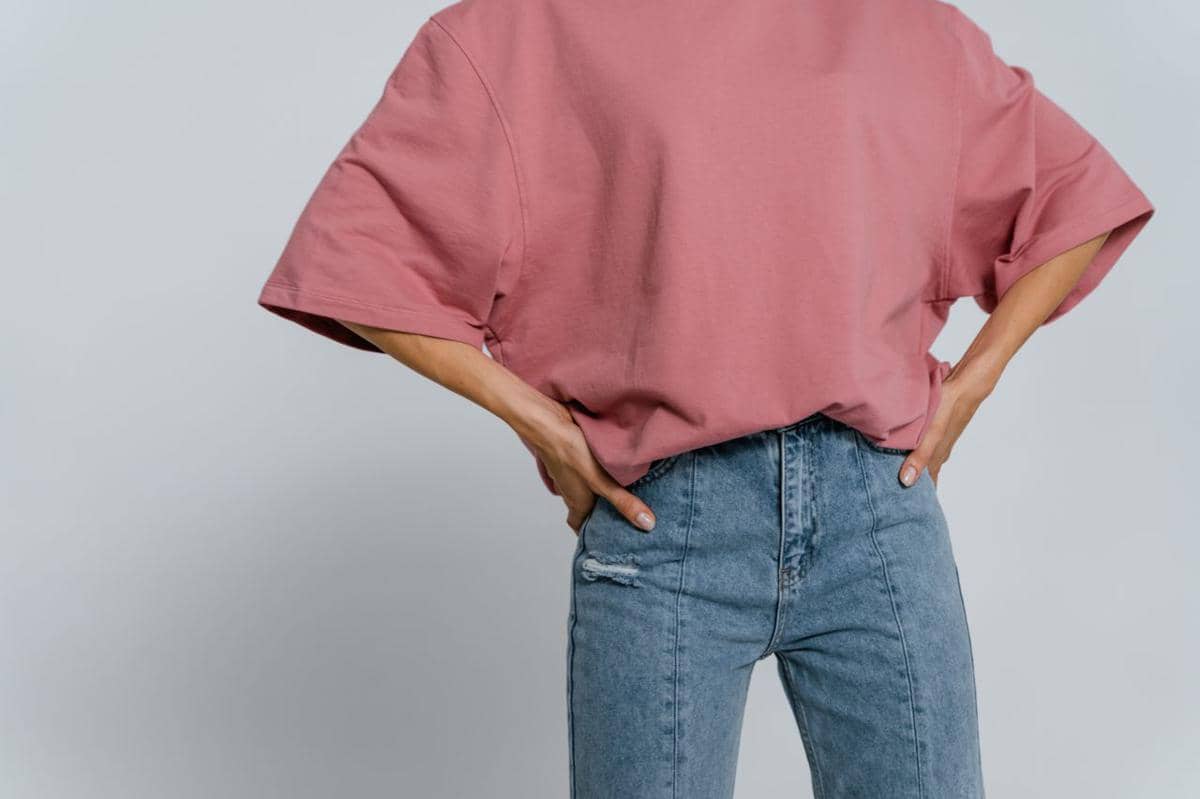 ilustrasi memasukan baju ke dalam celana