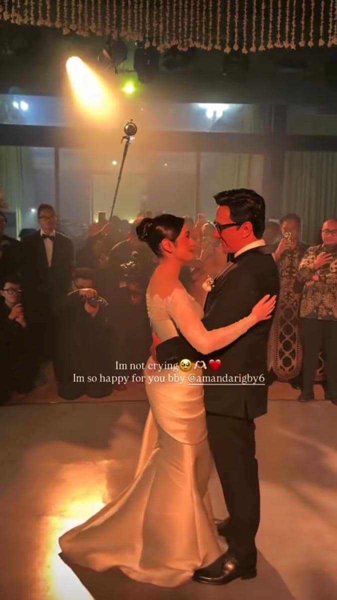 Andre Taulany dan Amanda Rigby menghadiri resepsi pernikahan dalam momen yang dibagikan akun penggemar di Instagram.
