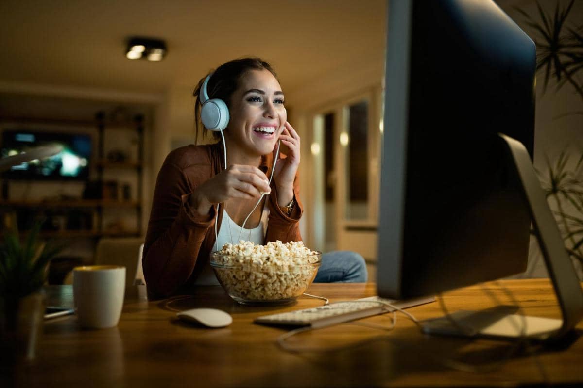 5 Tips Jitu Biar Nggak Kebablasan Nonton hingga Larut Malam