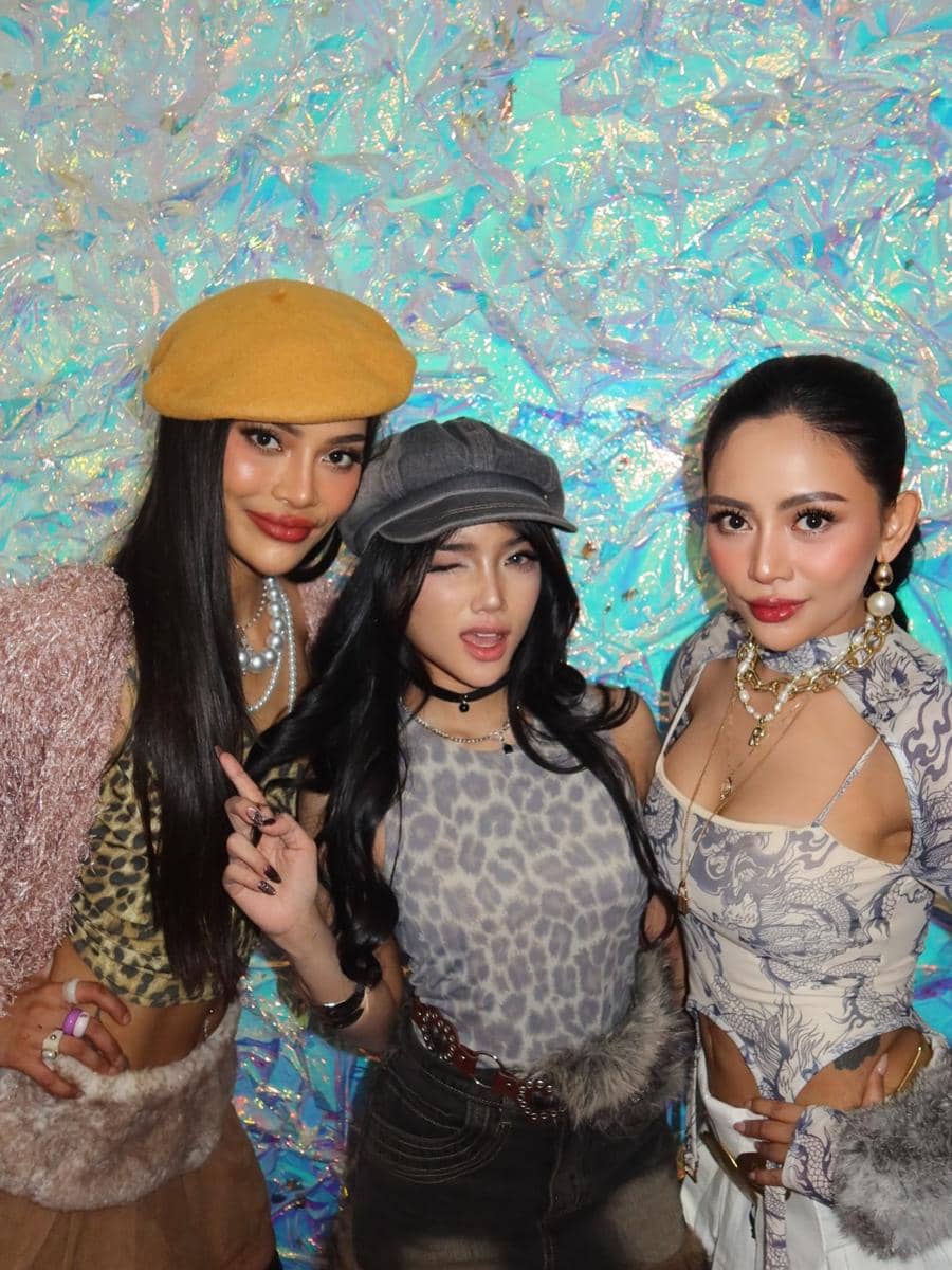 Erika Carlina, Fuji, dan Rachel Vennya berpose bersama saat menghadiri perayaan ulang tahun Hanum Mega.