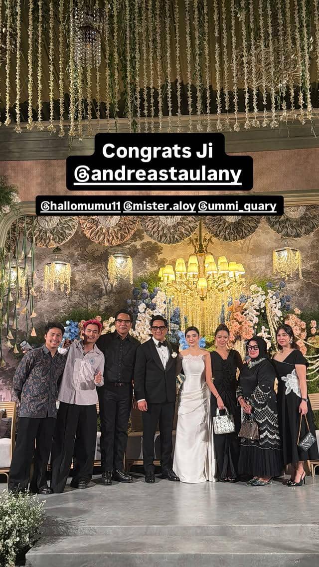 Sejumlah artis berpose bersama di resepsi pernikahan Andre Taulany dan Amanda Rigby dalam unggahan Instagram.