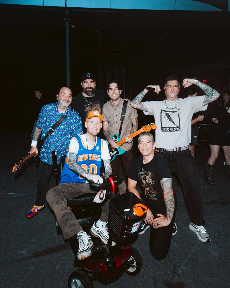Chad Gilbert dan para anggota New Found Glory berpose bersama dalam foto grup yang dibagikan di Instagram.