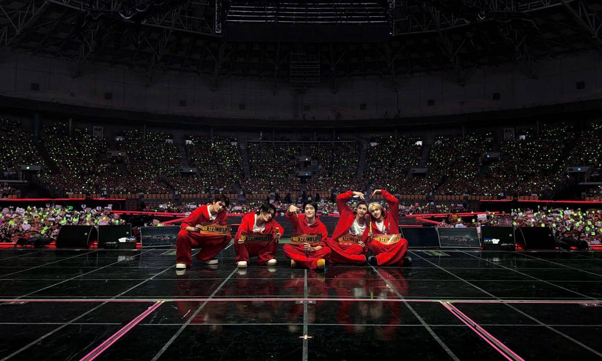 Para anggota NCT 127 berpose bersama dalam potret grup yang dibagikan melalui akun Instagram resmi mereka.