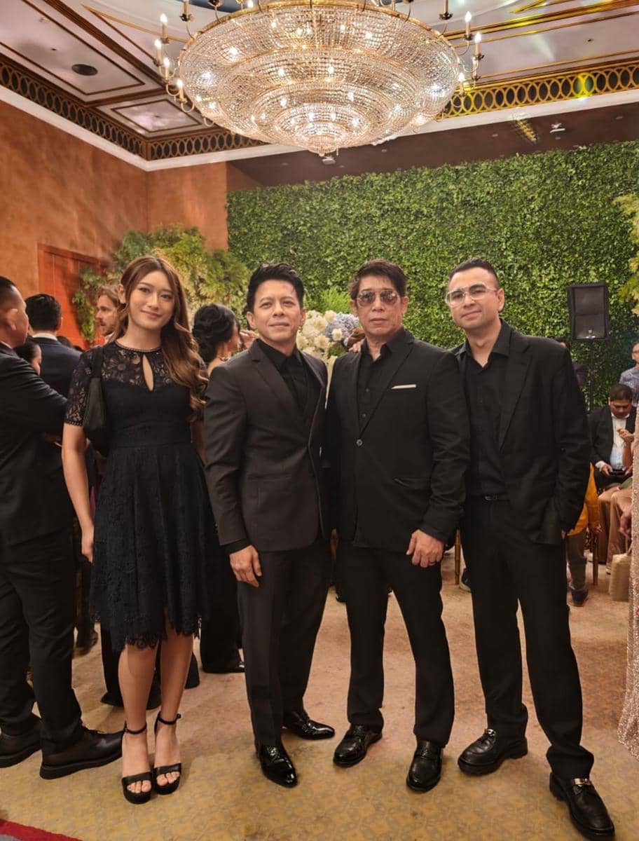 Sejumlah artis menghadiri resepsi pernikahan Andre Taulany dan Amanda Rigby, diabadikan dari unggahan Instagram Raffi Nagita.
